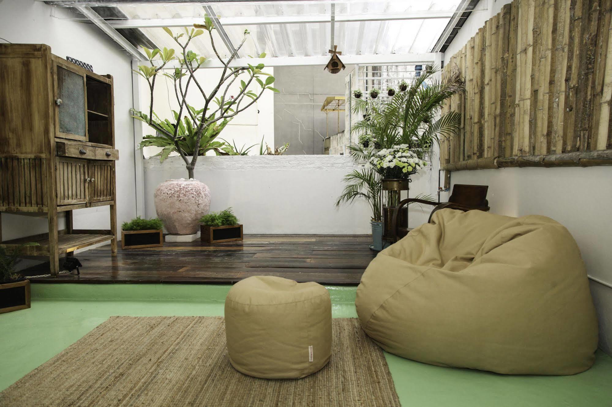 Coop Hostel Bangkok Exterior photo